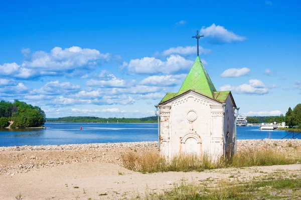 Kapel van St. Johannes de Doper aan de oever van de Sjeksja rivier, in de buurt van Voskressensky Goritsky klooster Vologda regio — Stockfoto