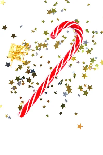 Confezione regalo natalizia a righe di caramelle e oro su sfondo bianco con confetti. Piatto. umore di Capodanno — Foto Stock