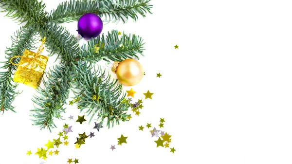Decorazioni natalizie e ramo d'albero su sfondo bianco. Regalo d'oro, palla e coriandoli. Posa piatta — Foto Stock