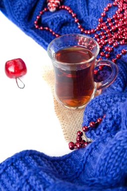 Sıcak noel içeceği, Türk bardağında siyah çay, yeni yıl süslemeleri ve beyaz ekoseli. Kış zamanı