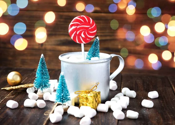 Christmas marshmallows and new year decorations on wood with bokeh. Winter holidays, — Stock Photo, Image