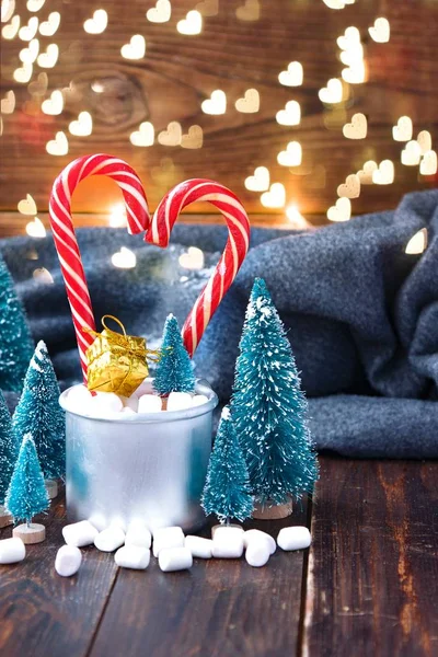 Marshmallows de Natal e decorações de Ano Novo em madeira com xadrez cinza. Férias de inverno — Fotografia de Stock
