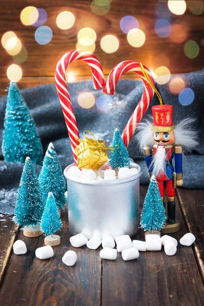 Marshmallows de Natal e decorações de Ano Novo em madeira com xadrez cinza. Férias de inverno — Fotografia de Stock