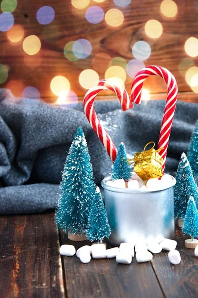 Marshmallows de Natal e decorações de ano novo em fundo de madeira. Férias de inverno — Fotografia de Stock