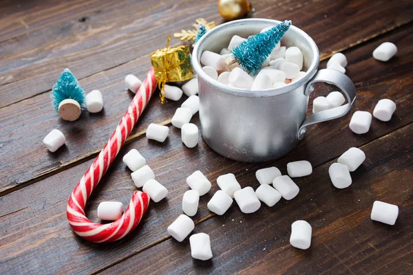 Marshmallows de Natal e decorações de ano novo em fundo de madeira. Férias de inverno, humor de Ano Novo — Fotografia de Stock