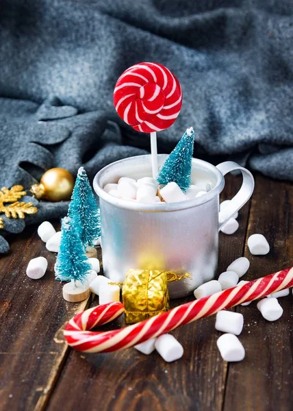 Christmas marshmallows and new year decorations on wood. Winter holidays, New Year mood — Stock Photo, Image