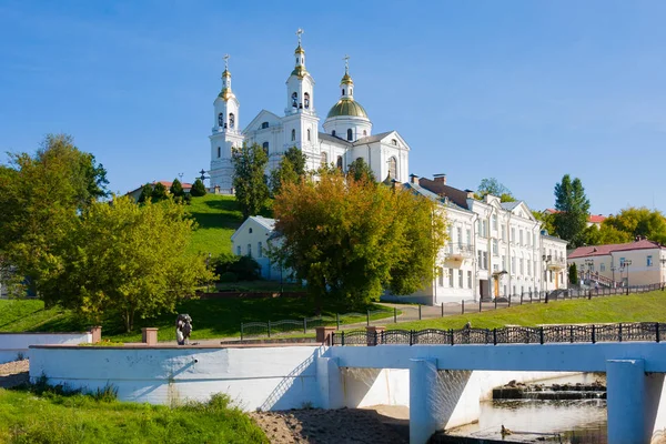 Santa Assunzione Cattedrale dell'Assunzione in collina e convento di Spirito Santo in estate. Vitebsk, Bielorussia — Foto Stock