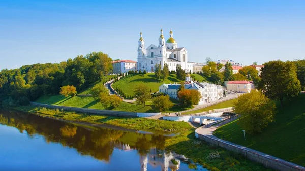 夏に丘や聖霊修道院と西デヴィナ川の上に仮定の神聖な仮定大聖堂.ビテブスク — ストック写真