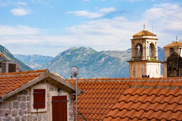 Red tiled roofs of old town houses against mountains, Kotor — Stock Photo, Image