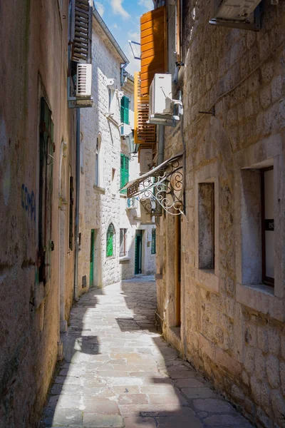 Narrow streets of old town of Kotor, Montenegro — Stock Photo, Image
