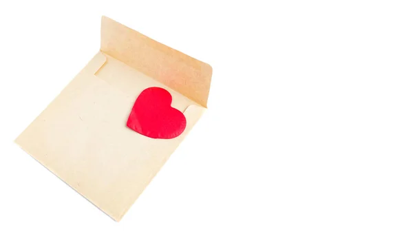 Concepto de amor: amor a distancia, carta de amor, día de San Valentín Sobre artesanal con corazón rojo sobre blanco — Foto de Stock