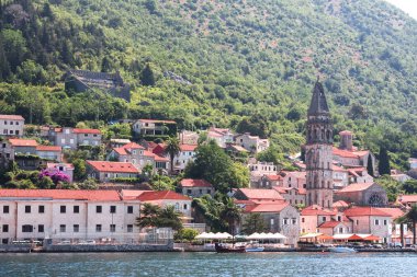Köy Perast sahil Boka Kotor Körfezi. Karadağ. Adriyatik Denizi