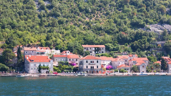 Vesnice Perast se starými domy na pobřeží Boka Kotor Bay. Černá. — Stock fotografie