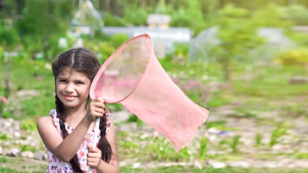 Mädchen Mit Schmetterlingsnetz Hat Spaß Sommer — Stockfoto