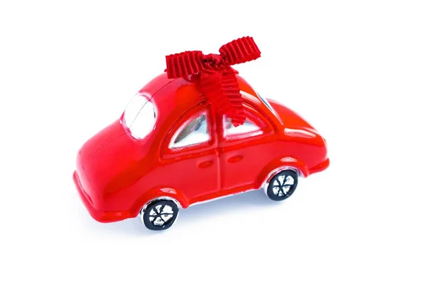 Carro Brinquedo Vermelho Com Arco Corações Fundo Branco Dia Valentin — Fotografia de Stock