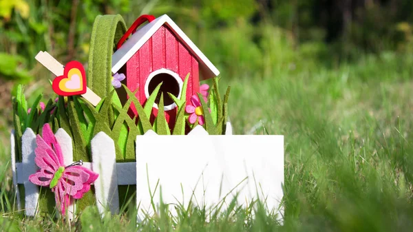 Outdoor branco à venda e casa de brinquedo vermelho. Casa de propriedade — Fotografia de Stock