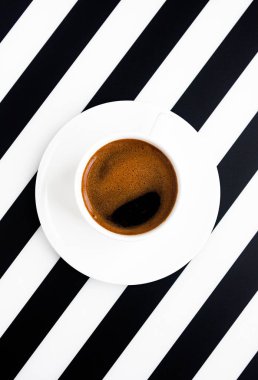 Şeritli arka planda beyaz seramik kahve.