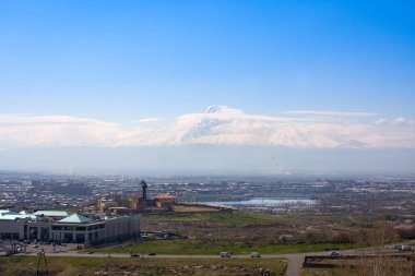 Ararat Dağı'nda görünüm ve güneşli bir bahar günü, Ermenistan Erivan'da