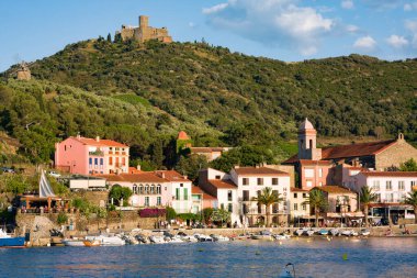 Collioure köyündeki sahil otelleri ve restoranlar. Roussillon, Vermilion Sahili, Pyrenees Orientales, Fransa