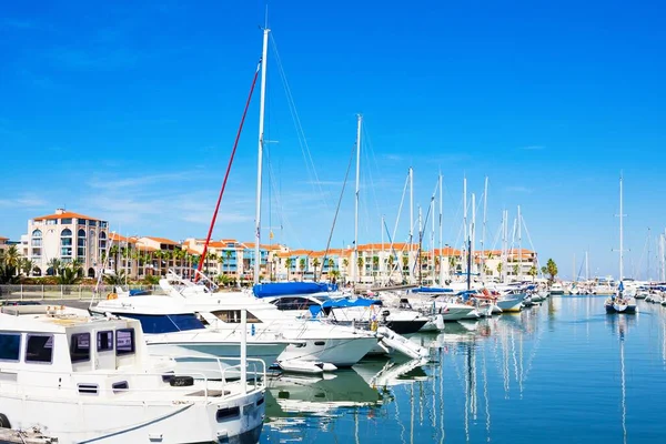 Port Arthe-sur-Mer v departementu Pyrenees-Orientales v regionu Languedoc-Roussillon v jižní Francii — Stock fotografie