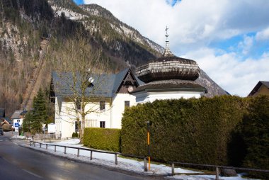 Küçük tarihi köy Hallstatt 'taki güzel evler. UNESCO dünya mirası alanı, eski Avrupa mimarisi. Avusturya 'nın Salzkammergut bölgesinde ünlü bir turistik merkezdir.