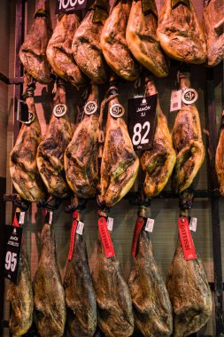 Barselona, İspanya - 23 Şubat 2020: Jamon, İspanyol jambonu uzay mağazasında sergilenmektedir. Dükkanda fiyat etiketli bacaklar. Jamon İspanya 'dan gelen en iyi hediyedir.