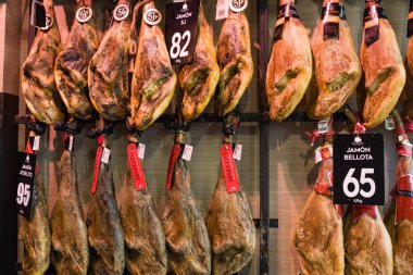 Barselona, İspanya - 23 Şubat 2020: Jamon, İspanyol jambonu uzay mağazasında sergilenmektedir. Dükkanda fiyat etiketli bacaklar. Jamon İspanya 'dan gelen en iyi hediyedir.