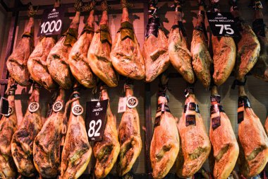 Barselona, İspanya - 23 Şubat 2020: Jamon, İspanyol jambonu uzay mağazasında sergilenmektedir. Dükkanda fiyat etiketli bacaklar. Jamon İspanya 'dan gelen en iyi hediyedir.