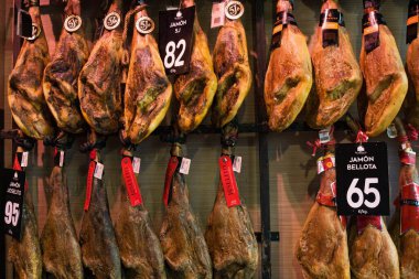 Barselona, İspanya - 23 Şubat 2020: Jamon, İspanyol jambonu uzay mağazasında sergilenmektedir. Dükkanda fiyat etiketli bacaklar. Jamon İspanya 'dan gelen en iyi hediyedir.