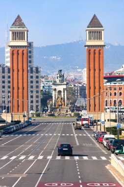 Barcelona, İspanya - 22 Şubat 2020: Güneşli bir günde Avinguda de la Reina Maria Christina ve 47 metre yüksekliğindeki Venedik Kuleleri, çeşme ve Placa d 'Espanya, Barselona, Katalonya manzarası