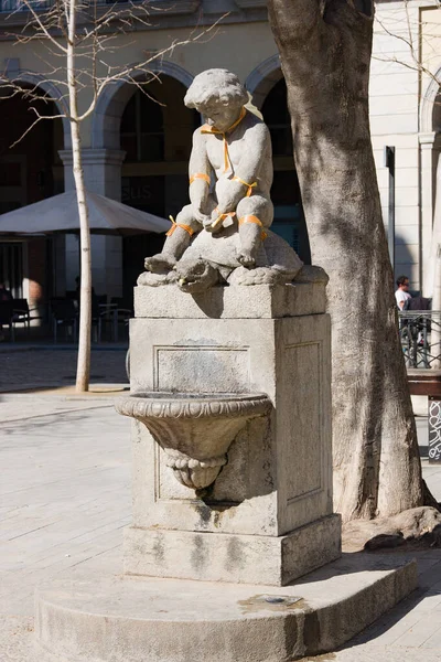 Girona Spanien Februari 2020 Monumentet Boy Turtle Självständighetstorget Med Band — Stockfoto