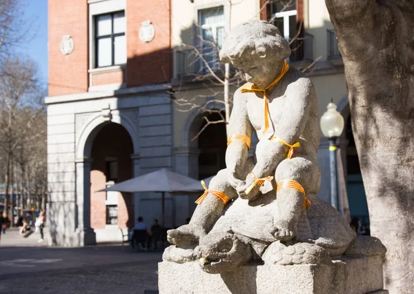 Girona Spanien Februari 2020 Monumentet Boy Turtle Självständighetstorget Med Band — Stockfoto