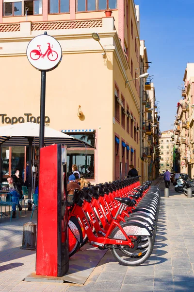 Barcelona España Febrero 2020 Alquiler Bicicletas Rojas Estación Bicicletas Calle — Foto de Stock