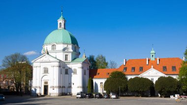 Varşova, Polonya - 21 Nisan 2016: St. Casimir Kilisesi ve Benedictine manastırı Sakramentok kompleksi. 1668-1692 'de inşa edildi, 1944' te yıkıldı ve 1947-1959 'da restore edildi.