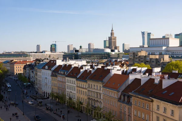 波兰华沙 2016年4月21日 华沙城市景观 历史中心的老房子与现代摩天大楼的对比 — 图库照片