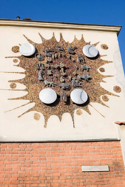 폴란드 바르샤바 시가지에 의벽에 중세의 시계가 박물관 — 스톡 사진