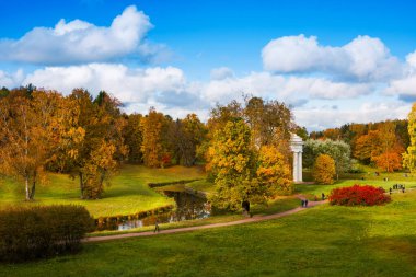 Slavyanka Nehri kıyısında renkli sonbaharda Dostluk Tapınağı. Pavlovsk 'ta. - Rusya. Her yıl bir buçuk milyondan fazla insan parkı ziyaret ediyor..