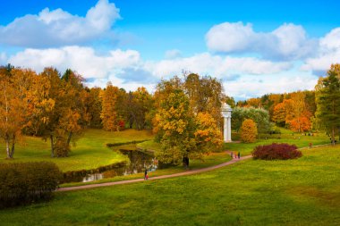 Slavyanka Nehri kıyısında renkli sonbaharda Dostluk Tapınağı. Pavlovsk 'ta. - Rusya. Her yıl bir buçuk milyondan fazla insan parkı ziyaret ediyor..