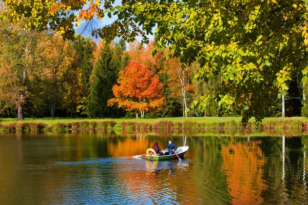 Pavlovsk Ryssland Oktober 2019 Turister Flyter Båt Pavlovsk Park Hösten — Stockfoto