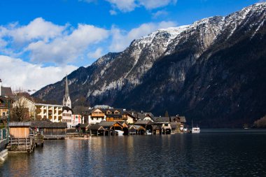 Hallstatt, Avusturya - 18 Şubat 2020: Hallstatt - UNESCO Kışın dağ ve göle karşı Heritage köyü. Pek çok turist için en popüler, en romantik ve en hayalperest yerdir. Avusturya.
