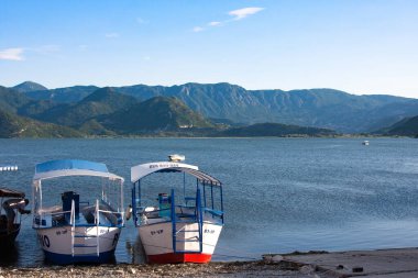 Skadar Gölü, Karadağ - 28 Haziran 2015: Skadar Gölü üzerinde gezinti tekneleri. Skadar Gölü Ulusal Parkı, Karadağ, Güneydoğu Avrupa.