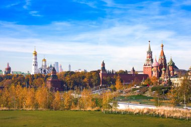Moskova Kremlin ve Vasily Katedrali panoramik görünümü sonbaharda park Zaryadye kutsanmış. Rusya