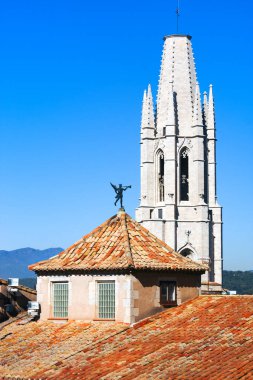 Girona, Katalonya, İspanya 'daki Sant Feliu Bazilikası çan kulesi.
