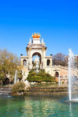 Barcelona, İspanya - 23 Şubat 2020: Çeşme Parc de la Ciutadella Josep Fontsere tarafından Cascada olarak adlandırıldı. Parc de la Ciutadella, Ciutat Vella, Barcelona 'nın kuzeydoğu kıyısında park halindedir..