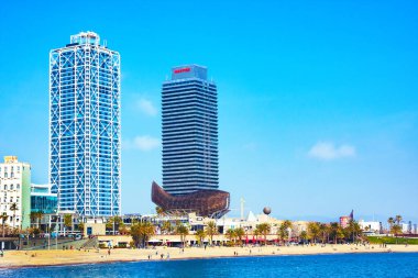 Barselona, İspanya - 22 Şubat 2020: Barceloneta plajı manzarası. Şehrin en eski ve en ünlü şehri, La Barceloneta (Ciutat Vella) mahallesinde yer almaktadır.)