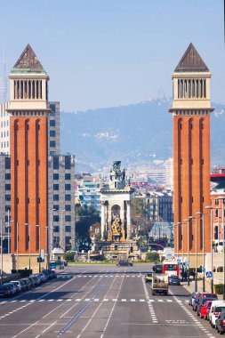 Barcelona, İspanya - 22 Şubat 2020: Güneşli bir günde Avinguda de la Reina Maria Christina ve 47 metre yüksekliğindeki Venedik Kuleleri, çeşme ve Placa d 'Espanya, Barselona, Katalonya manzarası