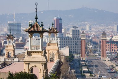 Barcelona, İspanya - 22 Şubat 2020: Ulusal Saray 'ın dekoratif eski binaları Barcelona' nın panoramasına karşı. Güneşli bir günde Plaza de Espana 'dan şehir manzarası