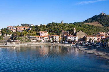 Collioure, Fransa - 24 Şubat 2020: Collioure köyündeki sahil otelleri tepe, Roussillon, Vermilion sahilleri, Fransa. Pirenelerin eteklerindeki sanatçılar cenneti ve balıkçı köyü..