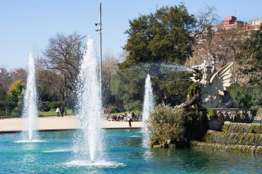 Barcelona, İspanya - 23 Şubat 2020: Çeşme Parc de la Ciutadella Josep Fontsere tarafından Cascada olarak adlandırıldı. Parc de la Ciutadella, Ciutat Vella, Barcelona 'nın kuzeydoğu kıyısında park halindedir..