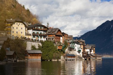Hallstatt, Avusturya - 18 Şubat 2020: Küçük tarihi köy Hallstatt 'teki güzel evler. UNESCO dünya mirası alanı, eski Avrupa mimarisi. Burası ünlü bir turistik mekan.
